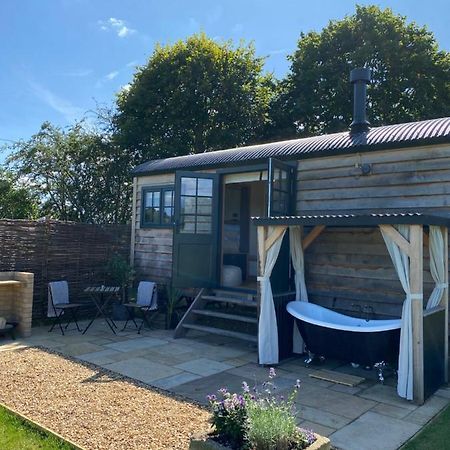 The Rabbit Warren Shepherd Hut Ketton Exterior photo