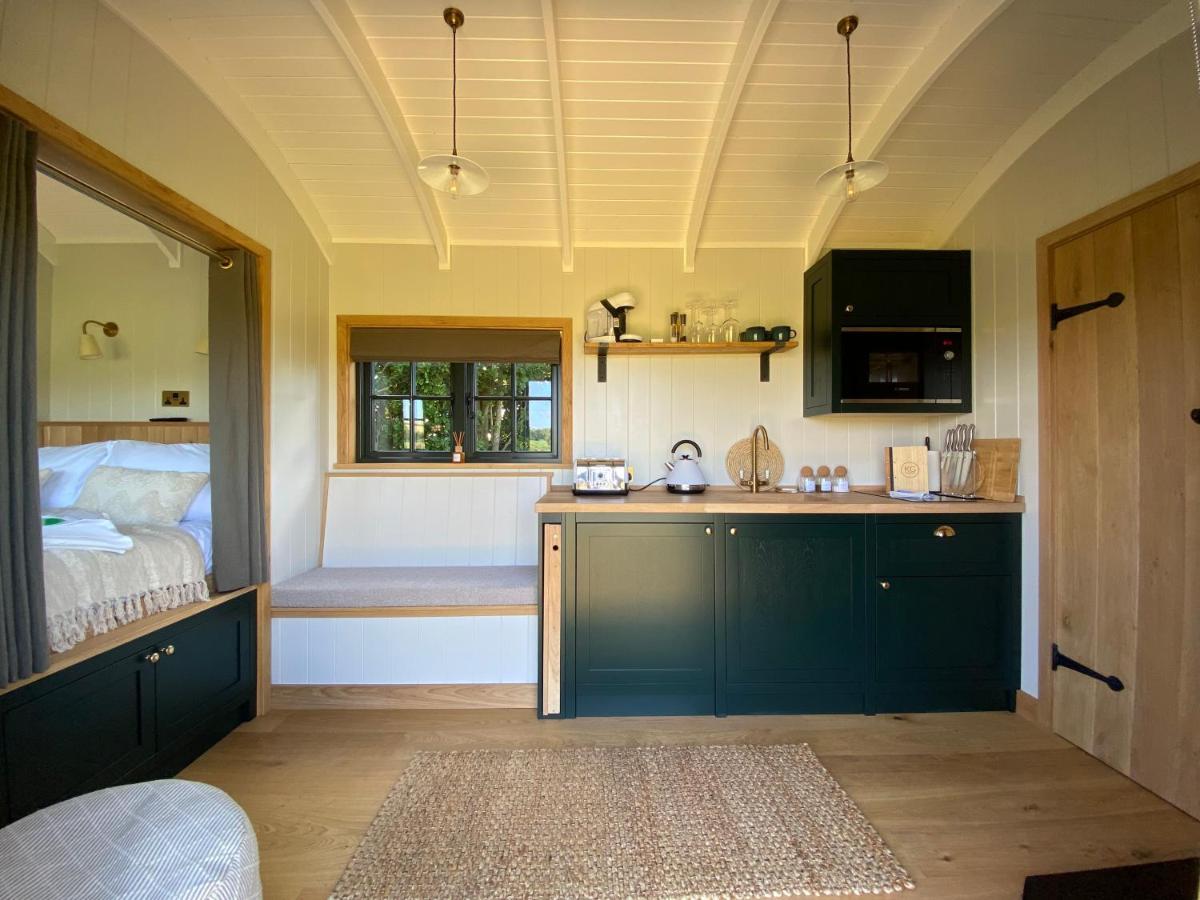 The Rabbit Warren Shepherd Hut Ketton Exterior photo