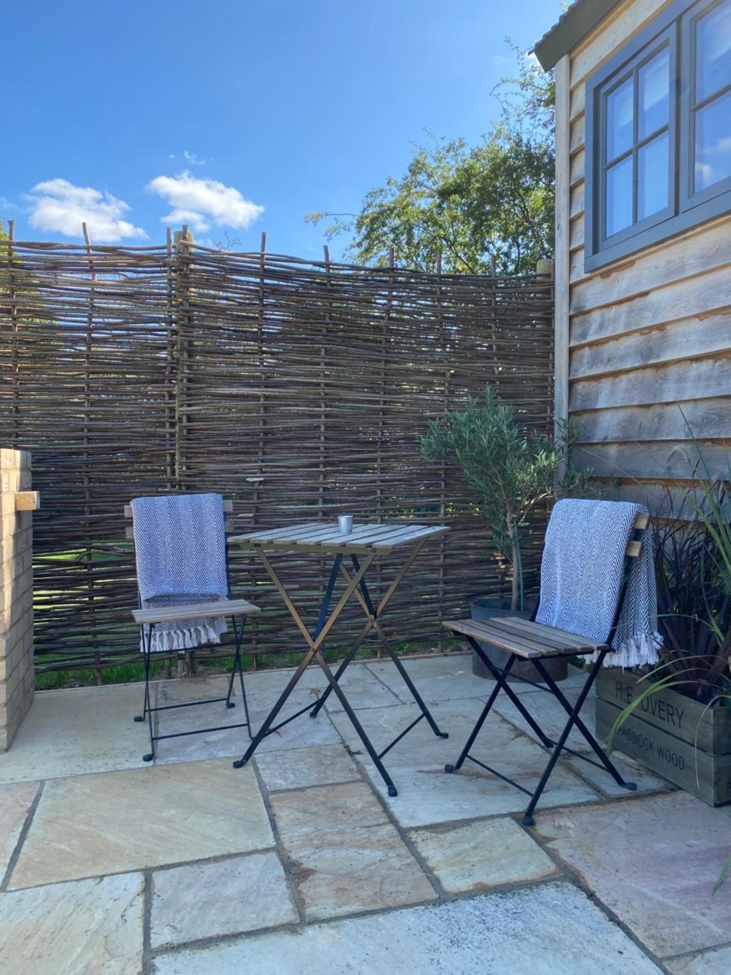 The Rabbit Warren Shepherd Hut Ketton Exterior photo
